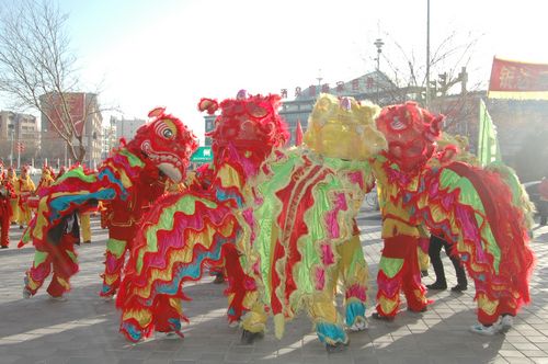 酒泉市2011年元宵節(jié)社火匯演期間，部分社火隊(duì)來(lái)公司拜年