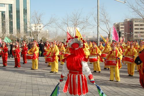 酒泉市2011年元宵節(jié)社火匯演期間，部分社火隊(duì)來(lái)公司拜年