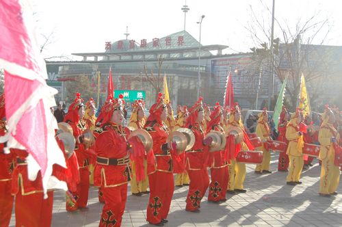 酒泉市2011年元宵節(jié)社火匯演期間，部分社火隊(duì)來(lái)公司拜年